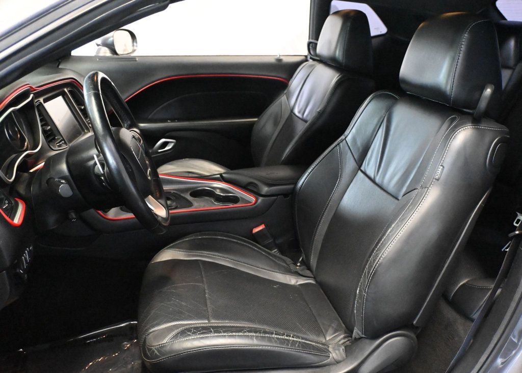 Dodge Challenger photo 13