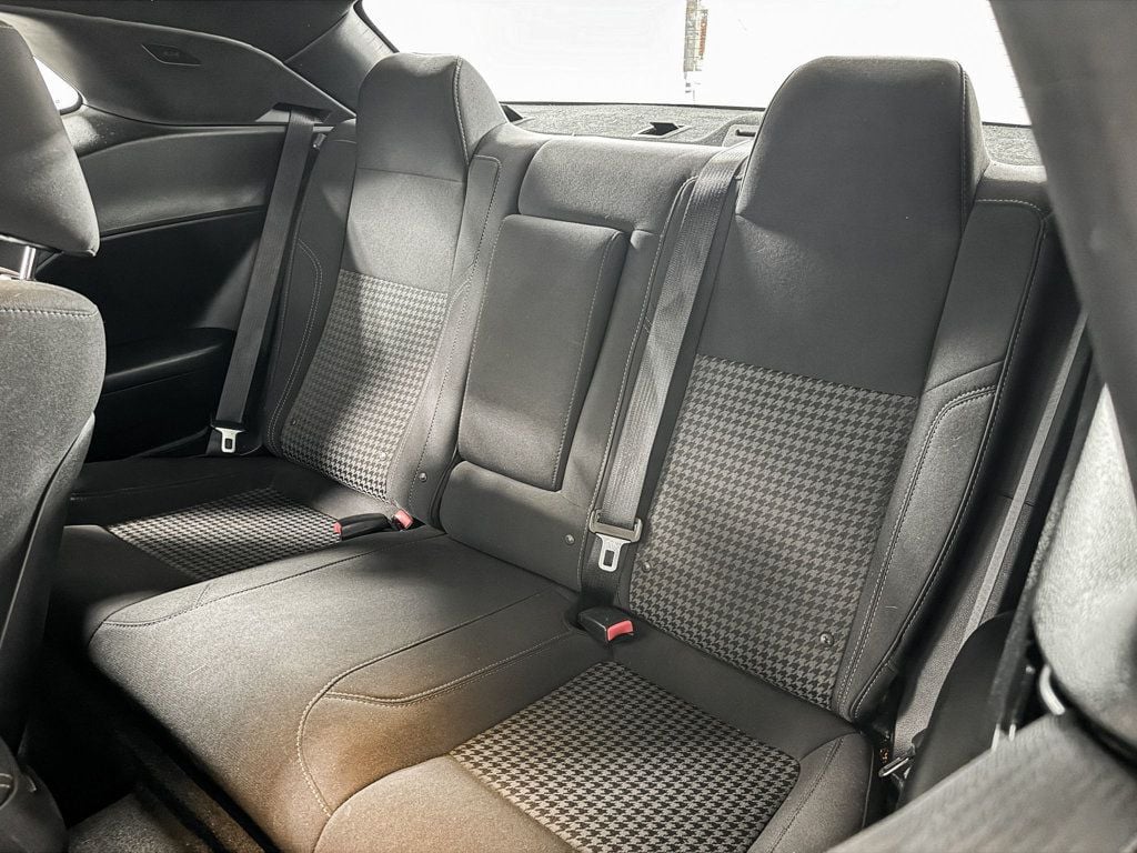 2015 Dodge Challenger SXT photo 10