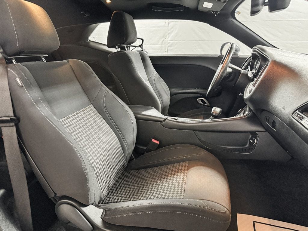 2015 Dodge Challenger SXT photo 12