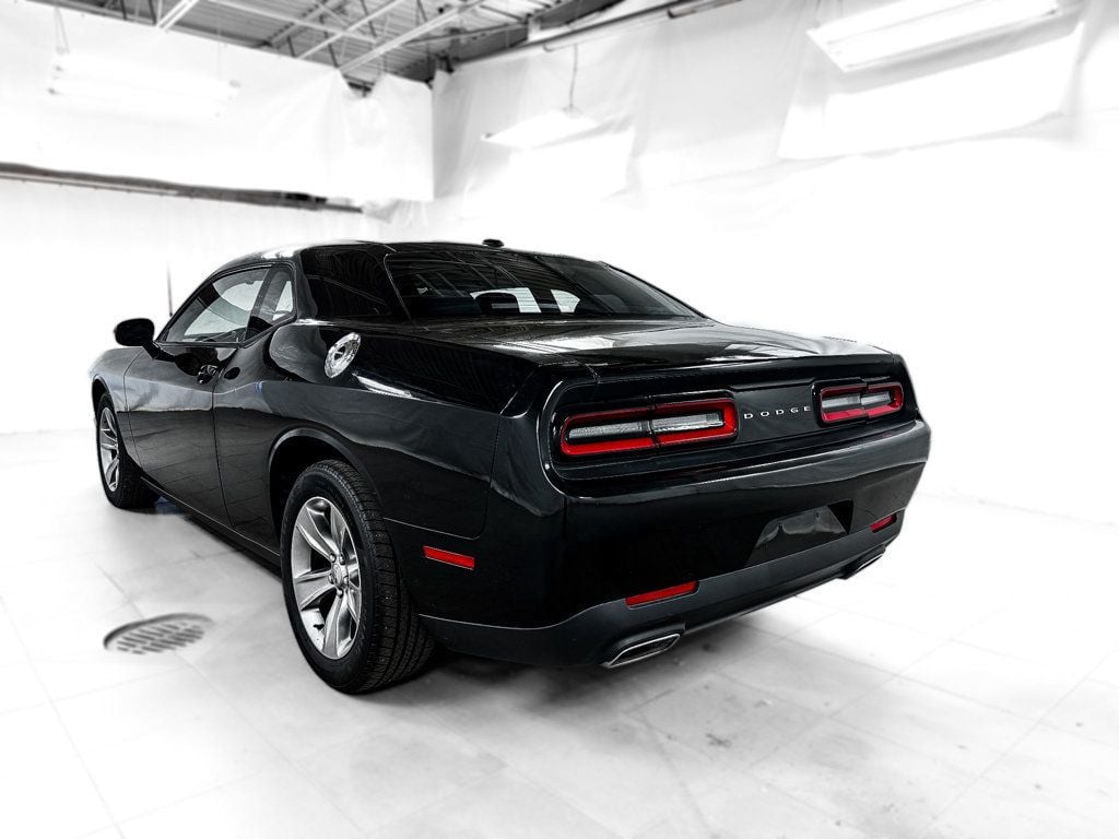 2015 Dodge Challenger SXT photo 4