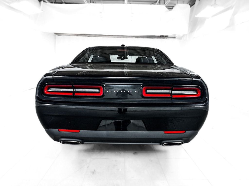 2015 Dodge Challenger SXT photo 5