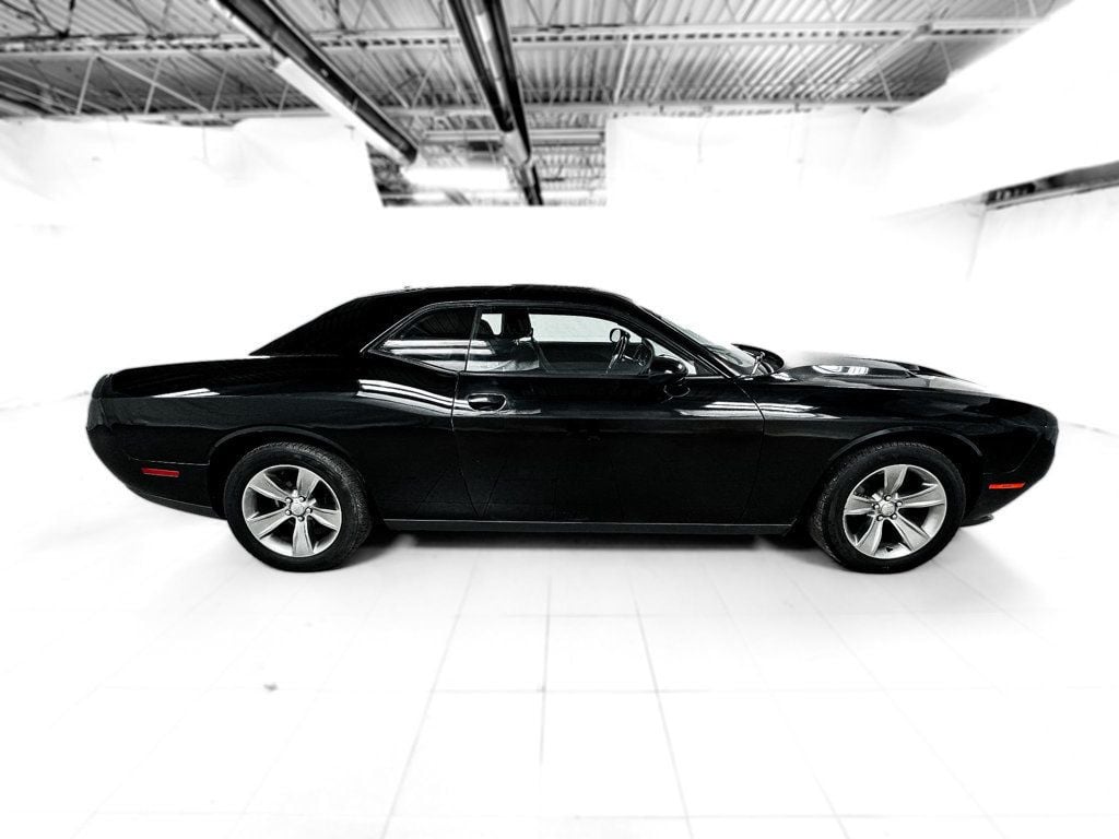 2015 Dodge Challenger SXT photo 7