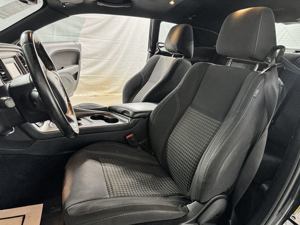 2015 Dodge Challenger SXT photo 9