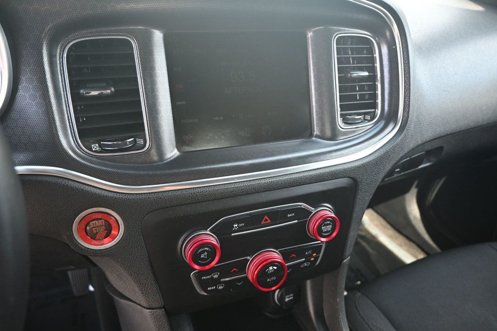 2015 Dodge Charger SXT photo 4