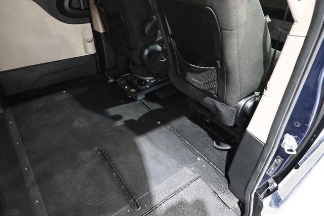 2015 Dodge Grand Caravan SXT Mobility Handicap Van - 23091630 - 18