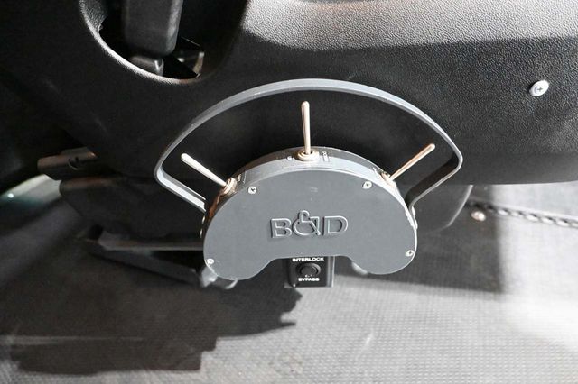 2015 Dodge Grand Caravan SXT Mobility Handicap Van - 23091630 - 22