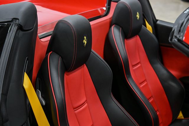 2015 Ferrari 458 Italia 2dr Convertible - 22947886 - 32