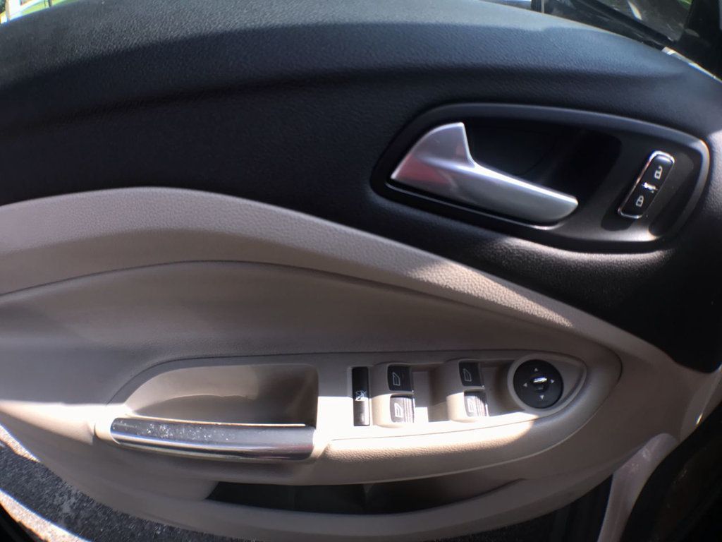 2015 Ford C-Max Energi SEL photo 8