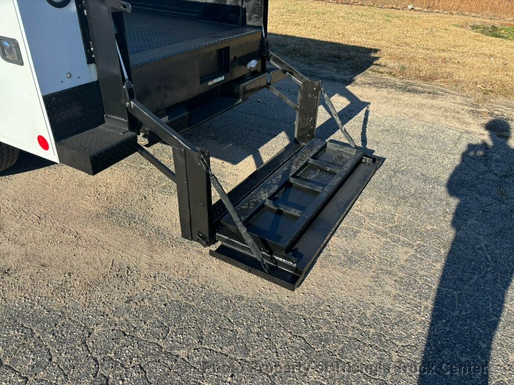 2015 Ford F250HD CREW UTILITY LIFT GATE JUST 53k MILES +FINANCE OR LEASE! - 22925994 - 28