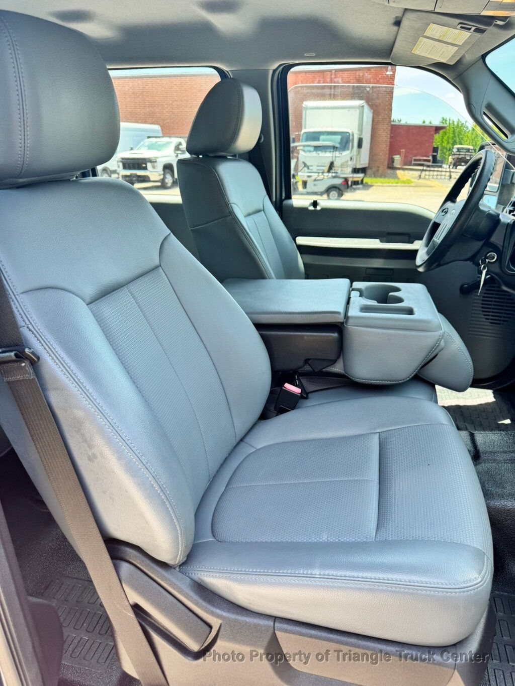 2015 Ford F350HD CREW CAB UTILITY DRW JUST 45k MILES! LIFT GATE! LIMITED SLIP AXLE! - 23029950 - 38