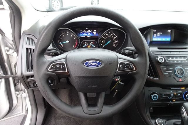 2015 Ford Focus 4dr Sedan S - 22642883 - 16