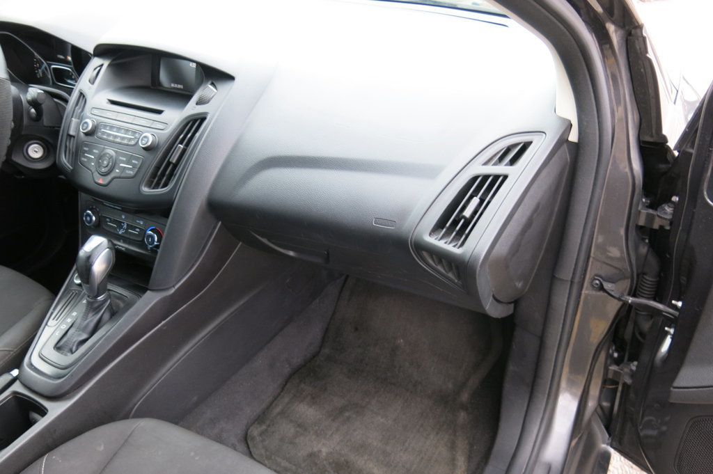 2015 Ford Focus 4dr Sedan SE - 22765977 - 11