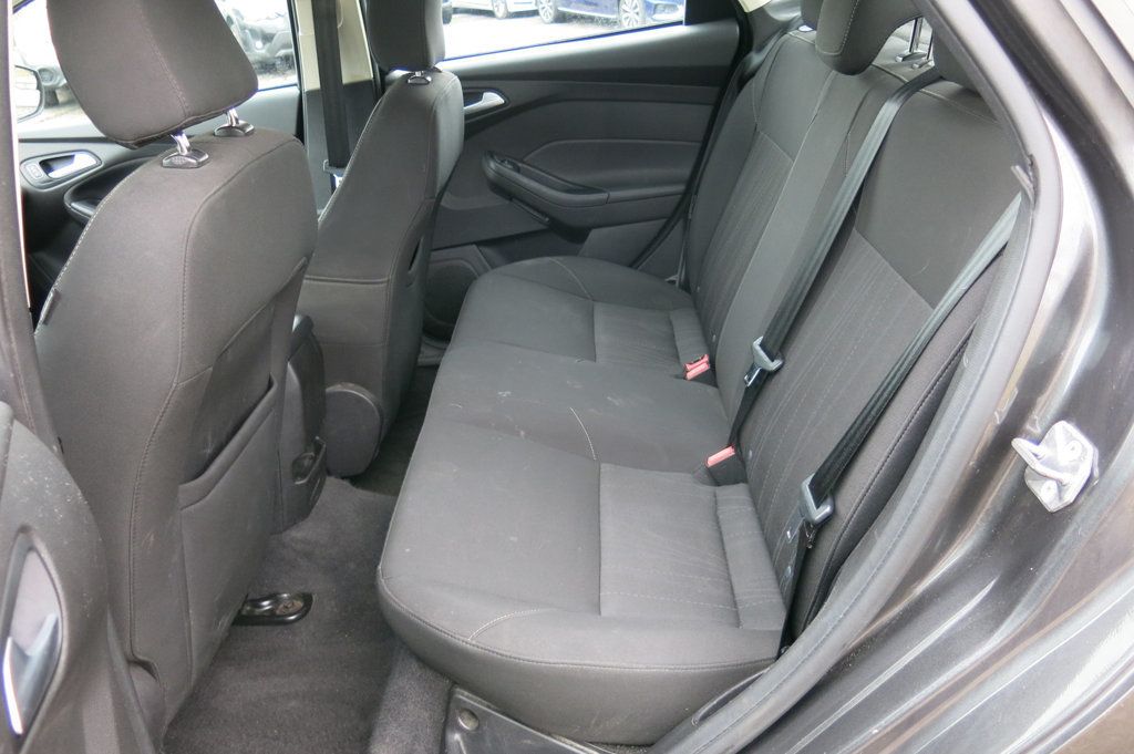 2015 Ford Focus 4dr Sedan SE - 22765977 - 14