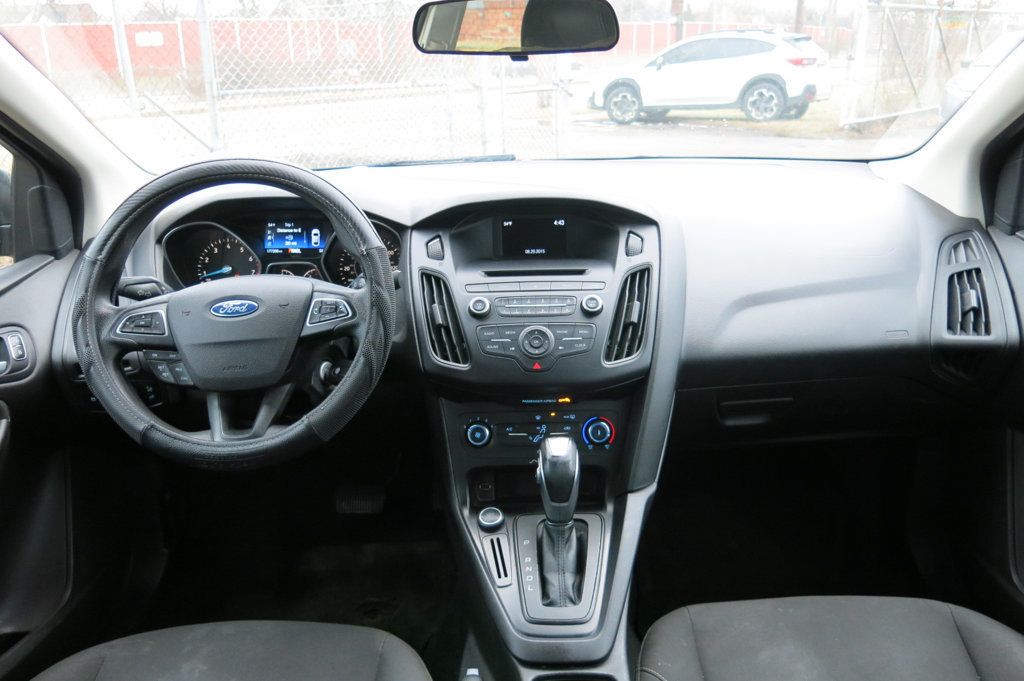 2015 Ford Focus 4dr Sedan SE - 22765977 - 18