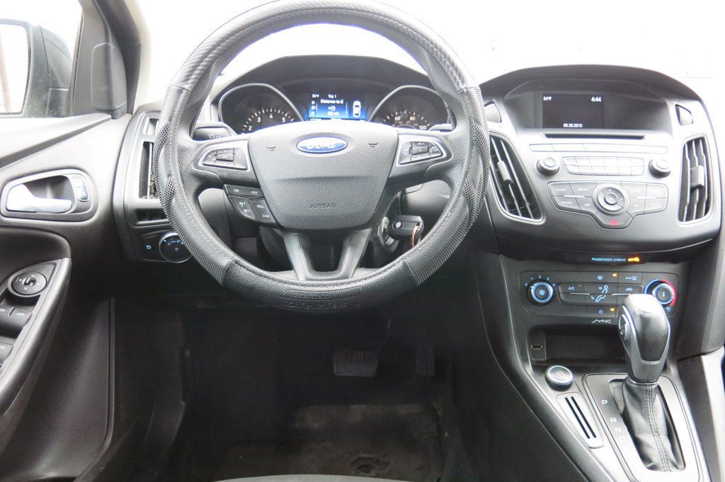 2015 Ford Focus 4dr Sedan SE - 22765977 - 19