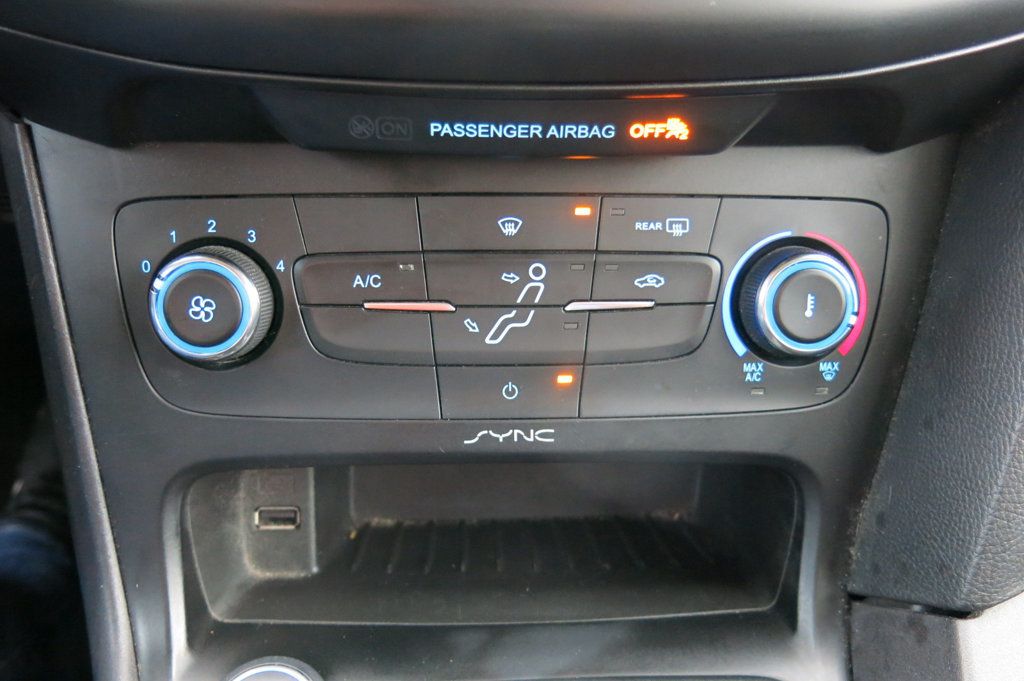 2015 Ford Focus 4dr Sedan SE - 22765977 - 26