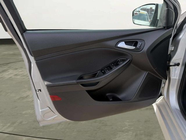 2015 Ford Focus 4dr Sedan SE - 22975308 - 11