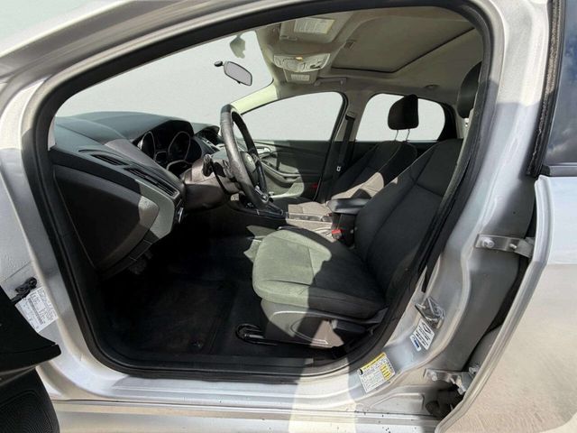 2015 Ford Focus 4dr Sedan SE - 22975308 - 14