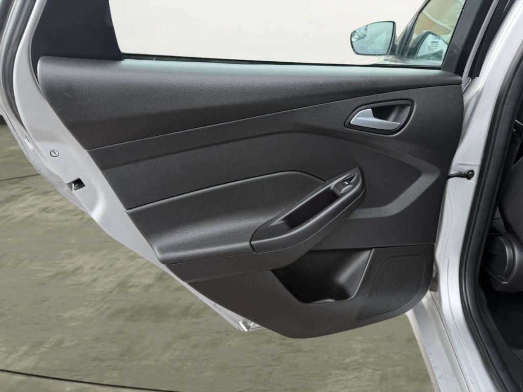 2015 Ford Focus 4dr Sedan SE - 22975308 - 19