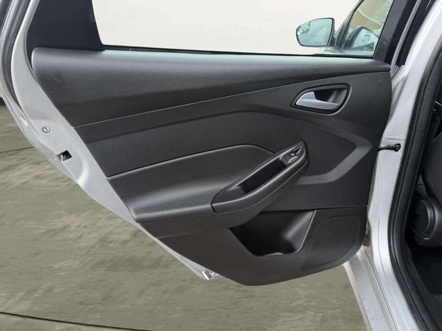 2015 Ford Focus 4dr Sedan SE - 22975308 - 19