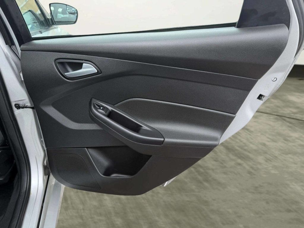 2015 Ford Focus 4dr Sedan SE - 22975308 - 21