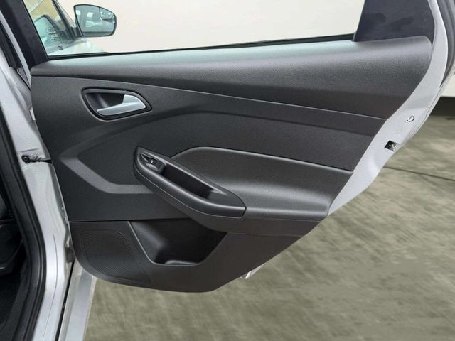 2015 Ford Focus 4dr Sedan SE - 22975308 - 21