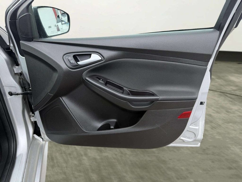 2015 Ford Focus 4dr Sedan SE - 22975308 - 23