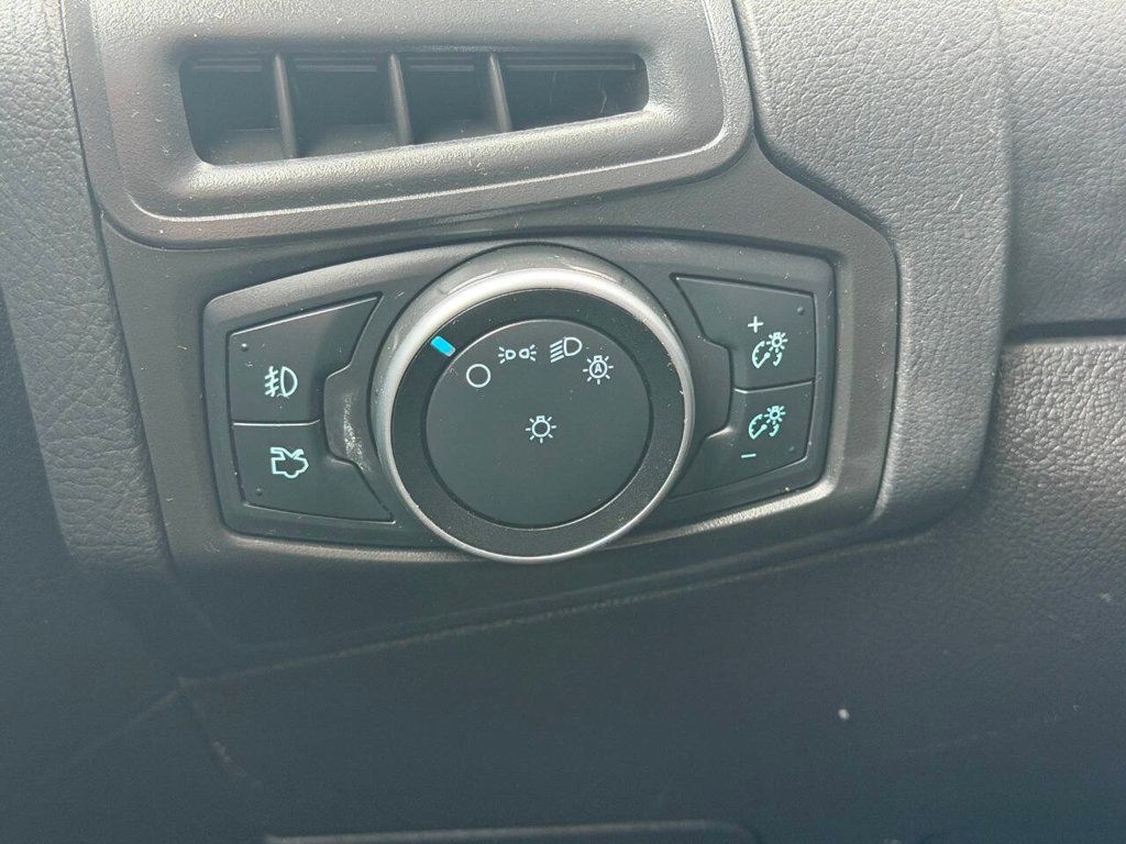 2015 Ford Focus 4dr Sedan SE - 22975308 - 30