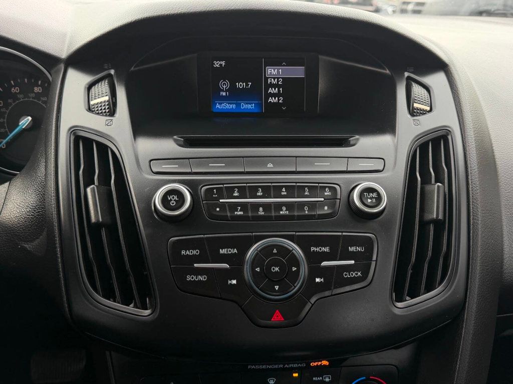 2015 Ford Focus 4dr Sedan SE - 22975308 - 31