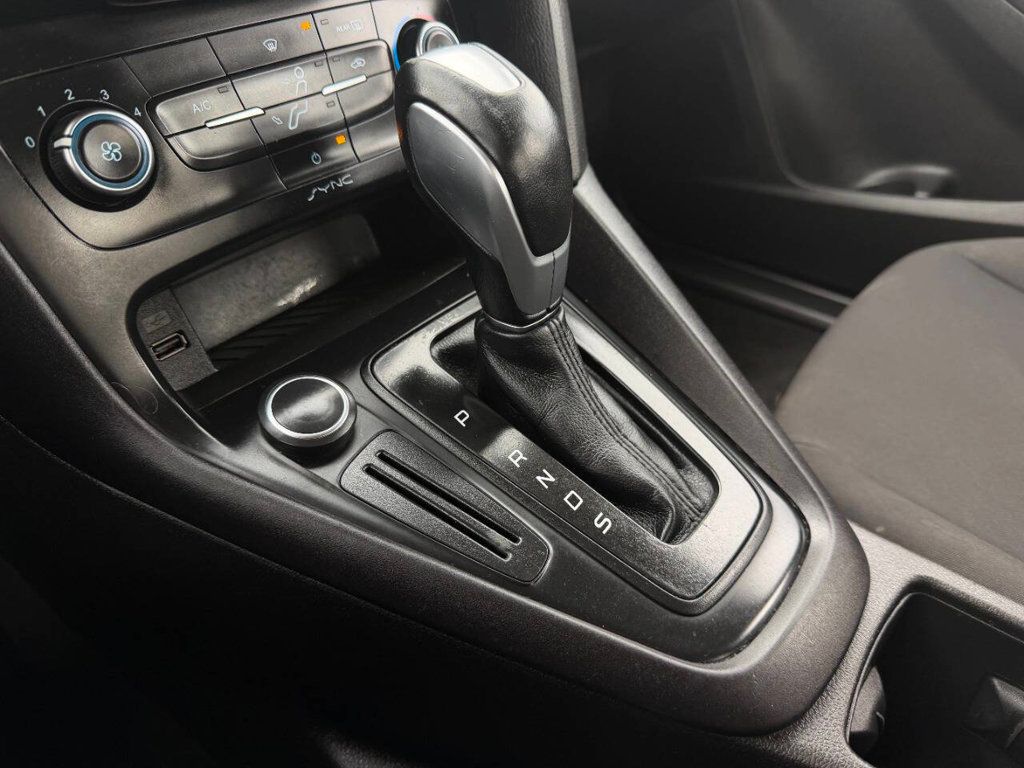 2015 Ford Focus 4dr Sedan SE - 22975308 - 36