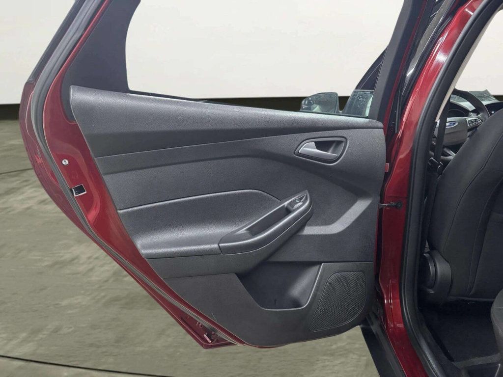 2015 Ford Focus 4dr Sedan SE - 23001751 - 12