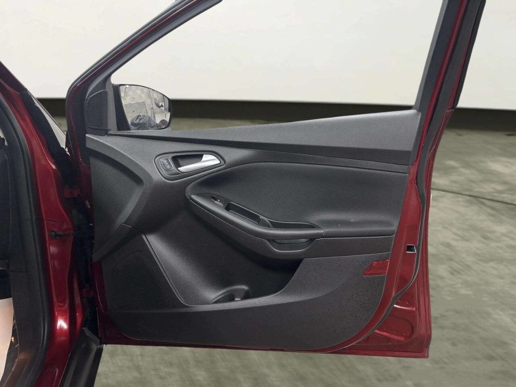 2015 Ford Focus 4dr Sedan SE - 23001751 - 17