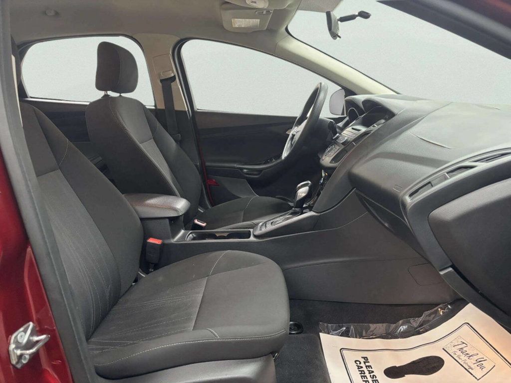 2015 Ford Focus 4dr Sedan SE - 23001751 - 19