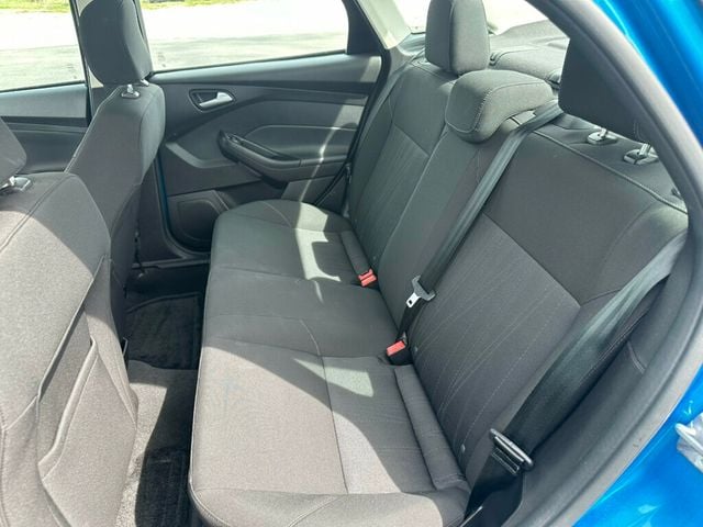 2015 Ford Focus 4dr Sedan SE - 23010325 - 9