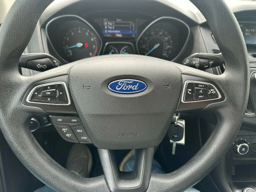 2015 Ford Focus 4dr Sedan SE - 23010325 - 11