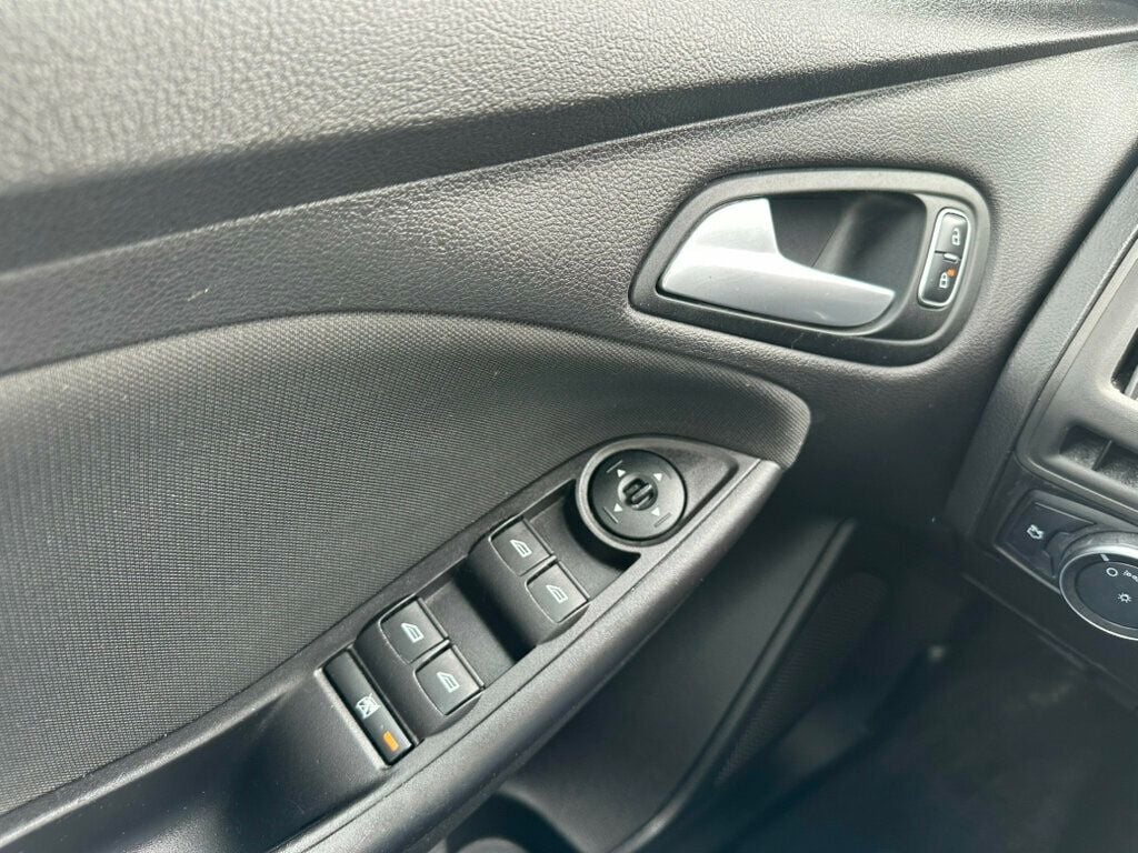 2015 Ford Focus 4dr Sedan SE - 23010325 - 12
