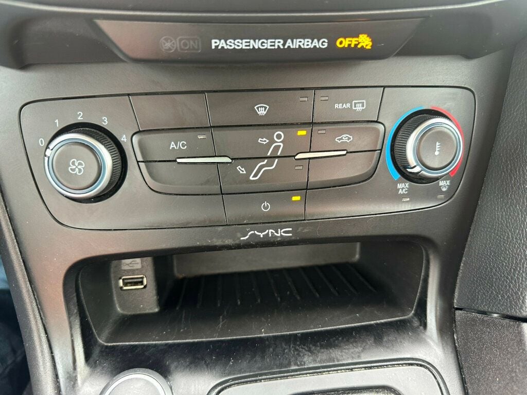 2015 Ford Focus 4dr Sedan SE - 23010325 - 14