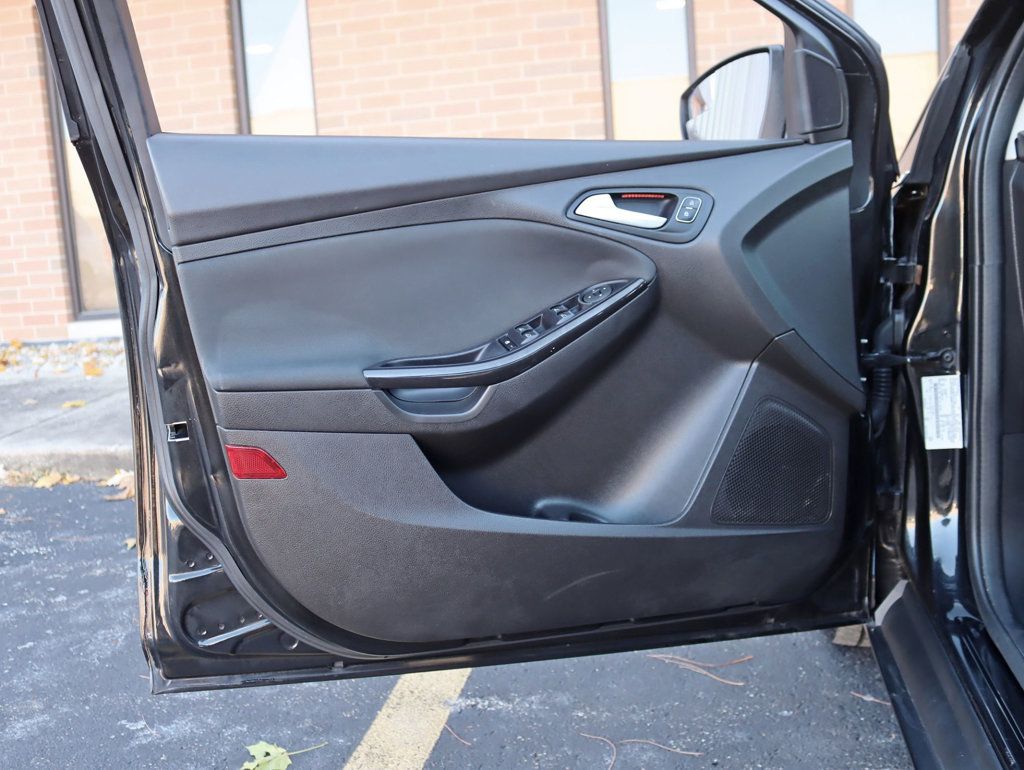 2015 Ford Focus 4dr Sedan Titanium Navigation Moonroof - 22945426 - 25
