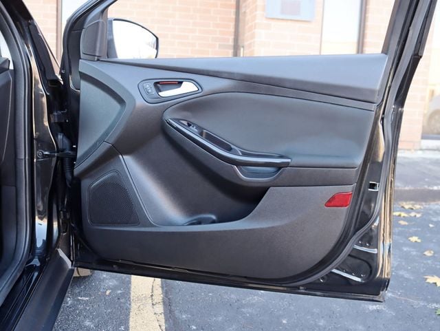 2015 Ford Focus 4dr Sedan Titanium Navigation Moonroof - 22945426 - 26