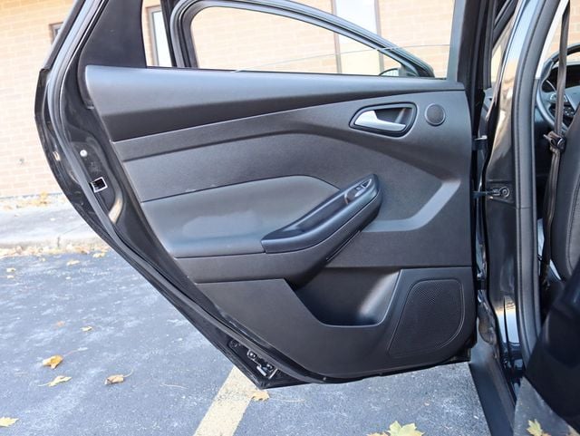 2015 Ford Focus 4dr Sedan Titanium Navigation Moonroof - 22945426 - 27