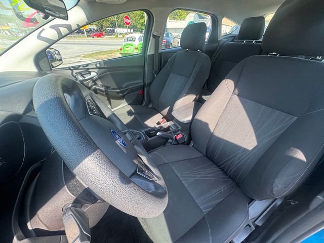 2015 Ford Focus 5dr Hatchback SE - 22915551 - 11