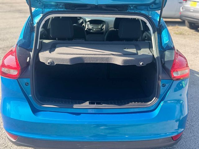 2015 Ford Focus 5dr Hatchback SE - 22915551 - 4