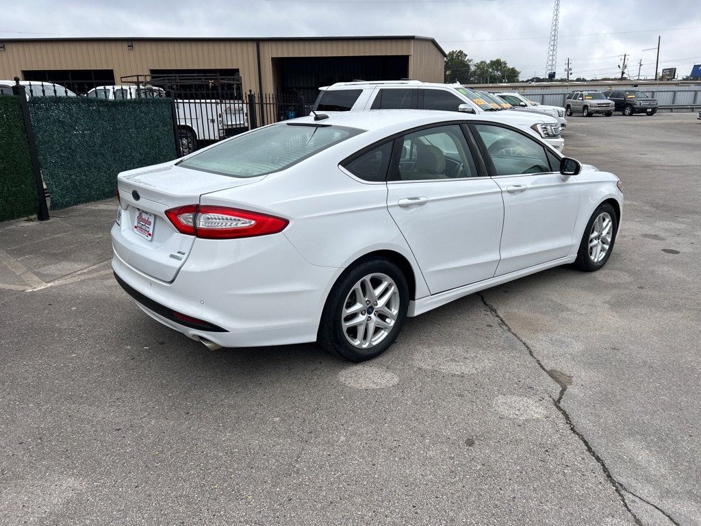 2015 Ford Fusion SE photo 2
