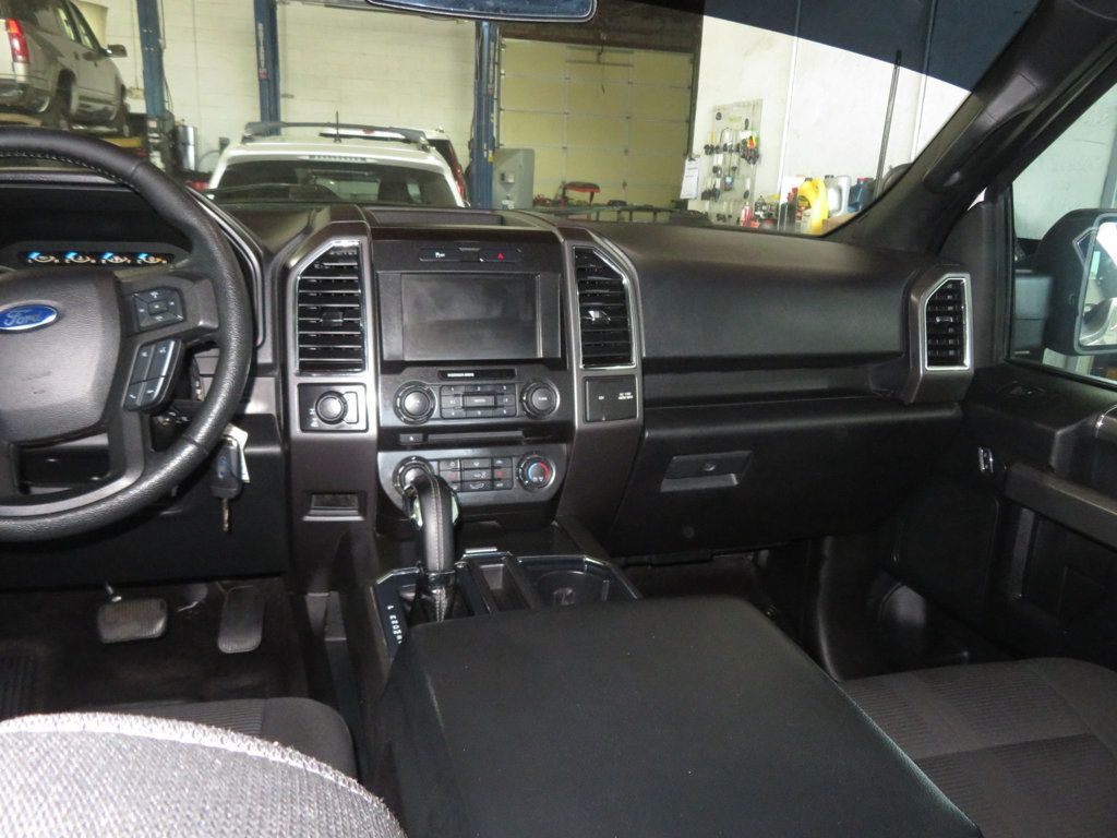 2015 Ford F-150 XLT photo 32