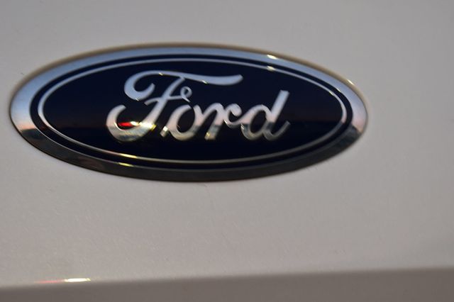 2015 Ford F-150 4WD SuperCrew 145" Lariat - 22975629 - 56