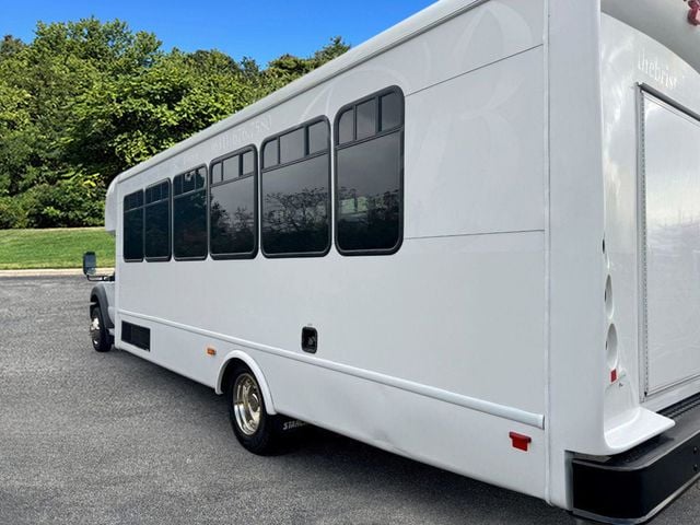 2015 Ford F-550 24 Pass Shuttle Bus w/ Lift & Rear Luggage For Tours Charters Activity & Church Transportation - 22920061 - 7
