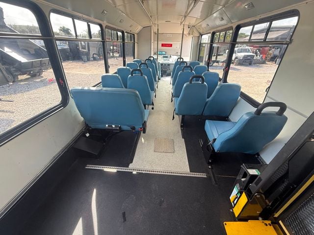 2015 Ford F-550 Shuttle Bus  - 22961514 - 9