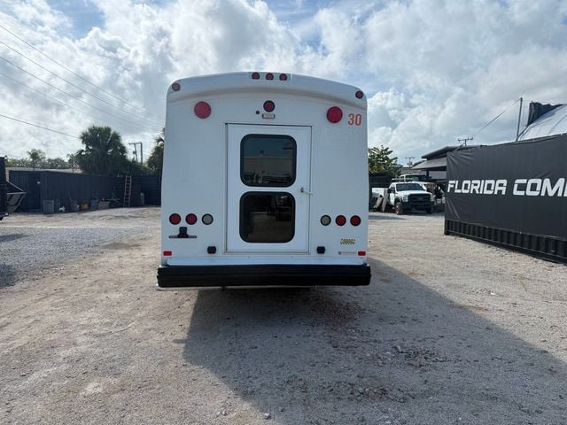 2015 Ford F-550 Shuttle Bus  - 22961514 - 3