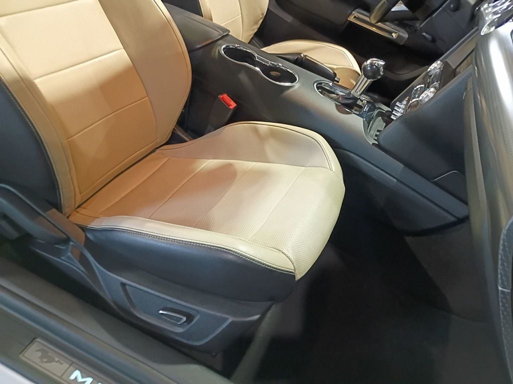 2015 Ford Mustang 2dr Convertible EcoBoost Premium - 23097897 - 32