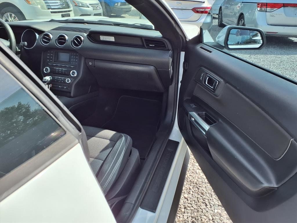 2015 Ford Mustang 2dr Fastback V6 - 22930422 - 17